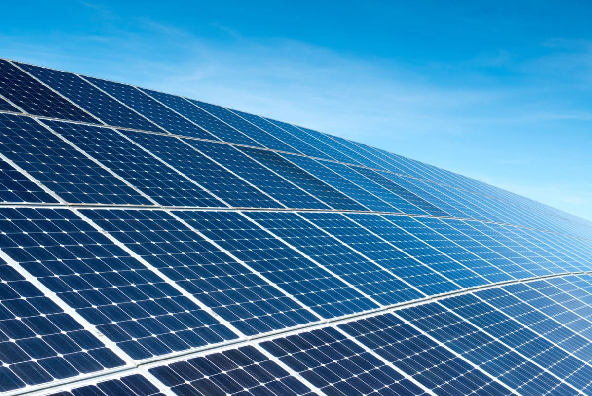 Исследователи улучшили стабильность и эффективность перовскитных солнечных элементов с помощью слоя квантовых точек.