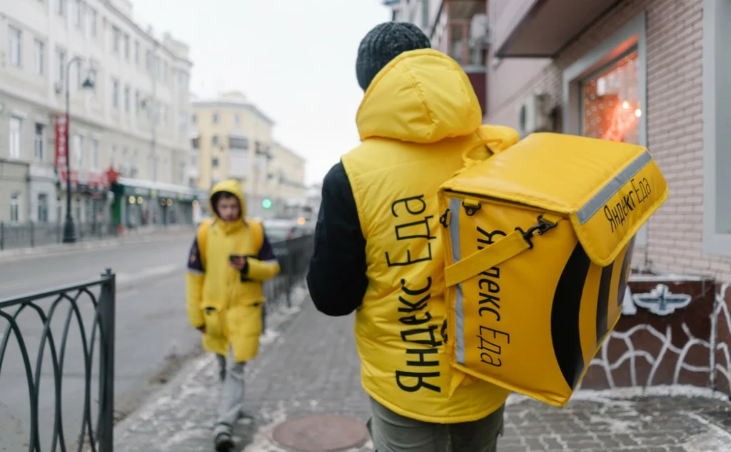 В петербурге доставщика еды укусили