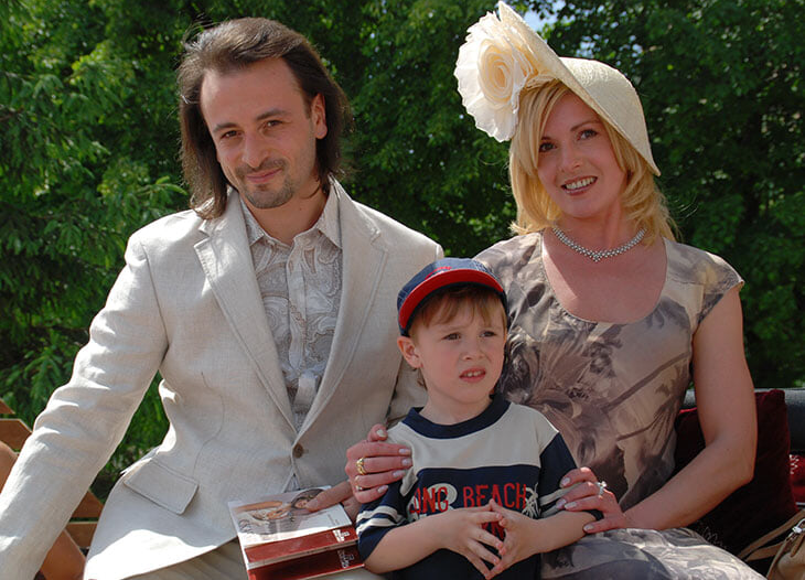 Мартин сначала жил с матерью, а затем с отцом