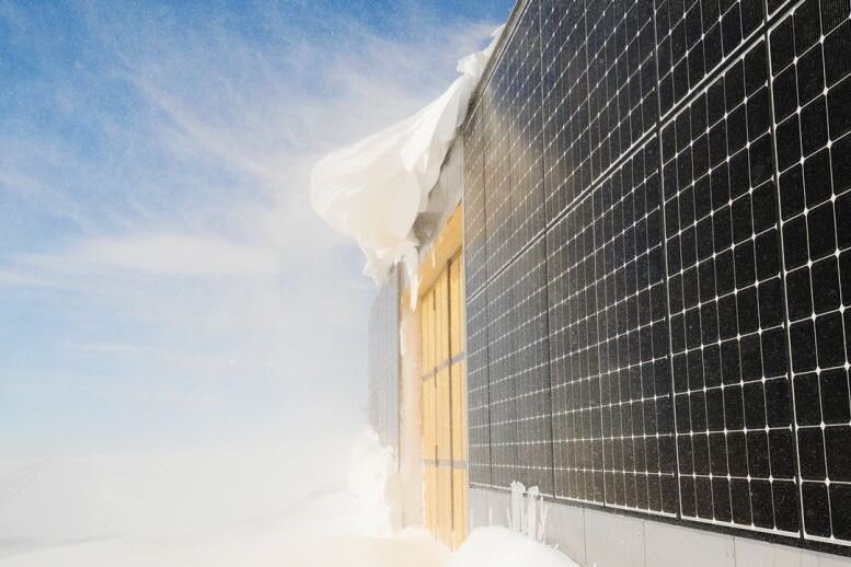 Бельгийскую полярную станцию «Принцесса Элизабет» открыли 15 февраля 2009 года. Пока это единственная в Антарктике станция с нулевым уровнем выбросов: энергию здесь генерируют девять ветряков и солнечные панели. На станции живут 16 ученых