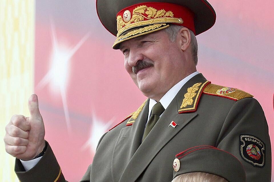 На погонах Александра Григорьевича Лукашенко, как Президента Республики Беларусь и Главнокомандующего её Вооружёнными Силами, никаких звёзд, только государственный герб. Стильно и внушает уважение. Фото: avatars.mds.yandex.net