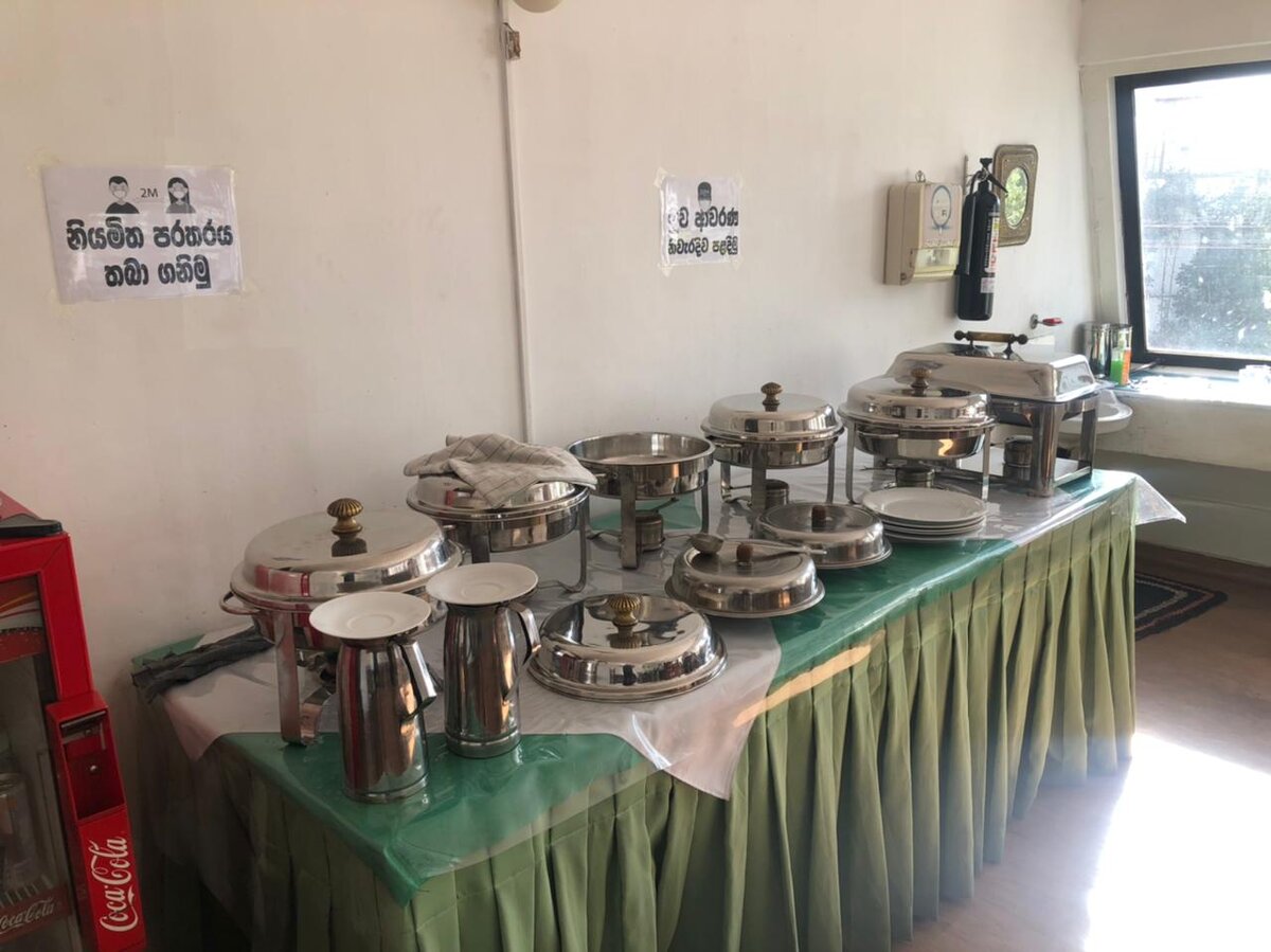 Шведский стол, но под крышками пусто.