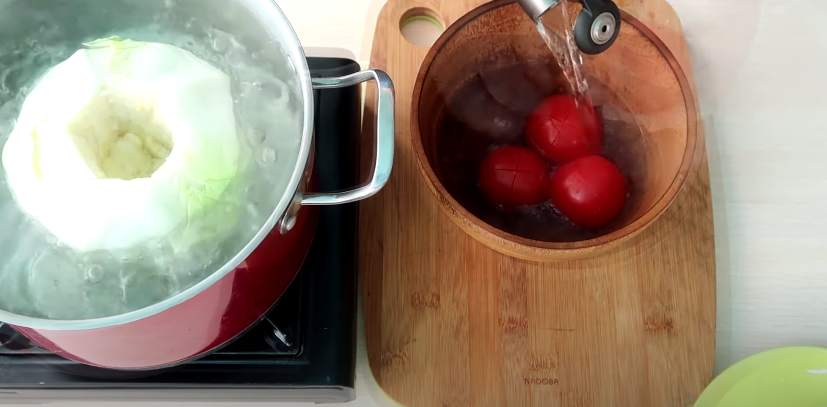 Заливаем помидоры кипятком