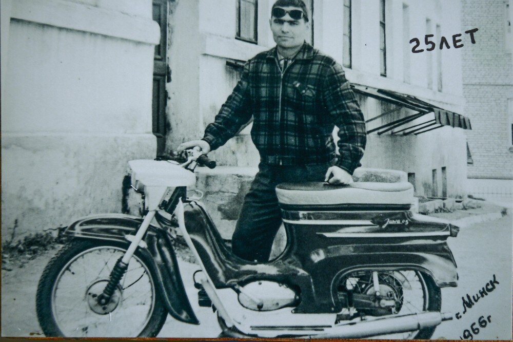 Молодой Владимир Ярец с мотоциклом