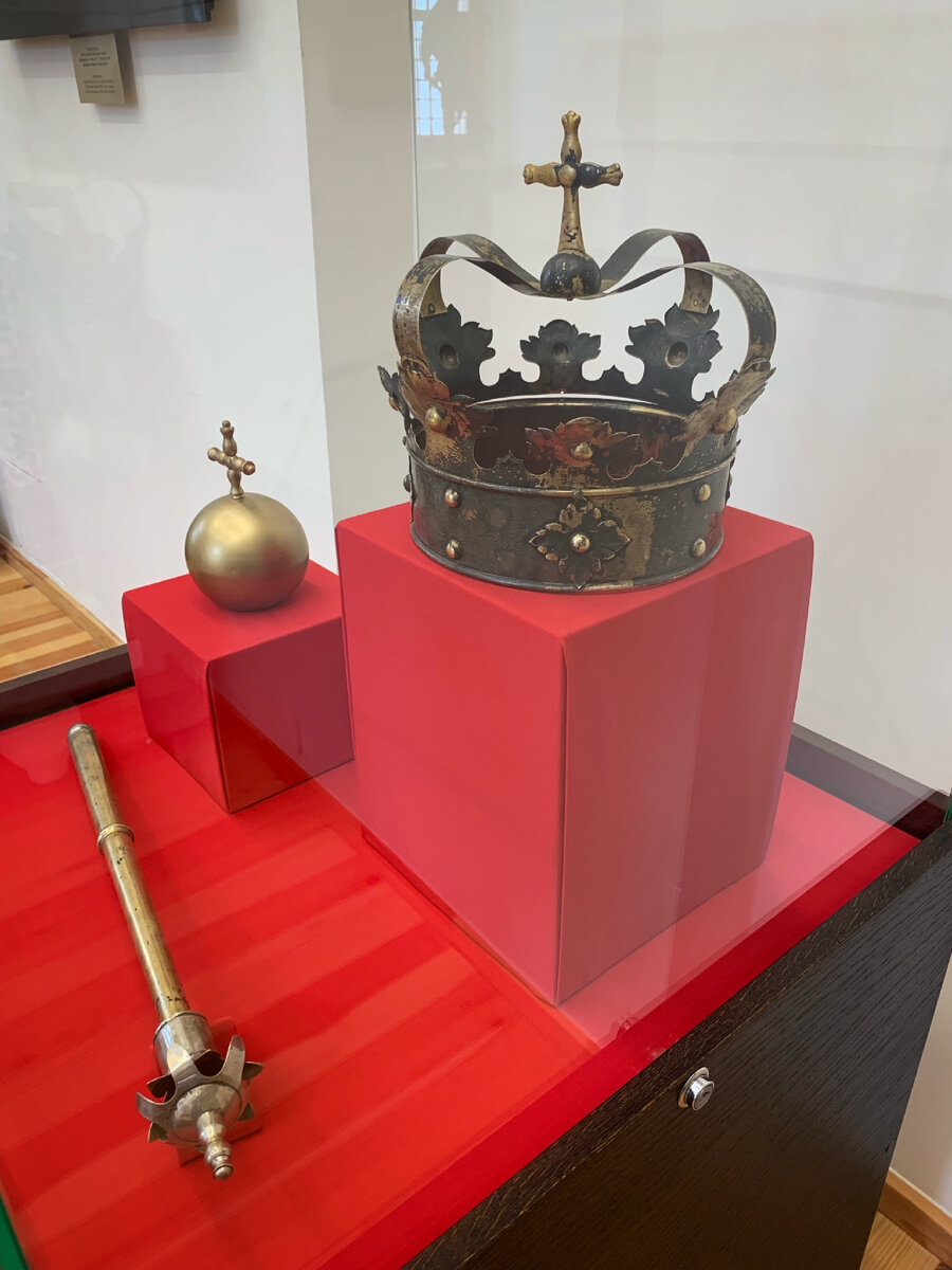 Регалии европейских монархов, правящих из Старого замка в те или иные периоды истории