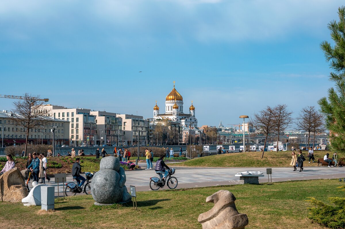 Можно прогуляться по парку искусств «Музеон», там под открытым небом находится больше тысячи скульптур