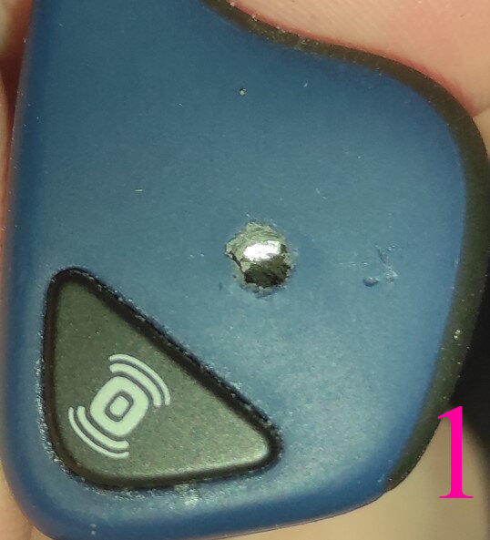 Начало процесса сверления. Виден светлый пластик. 