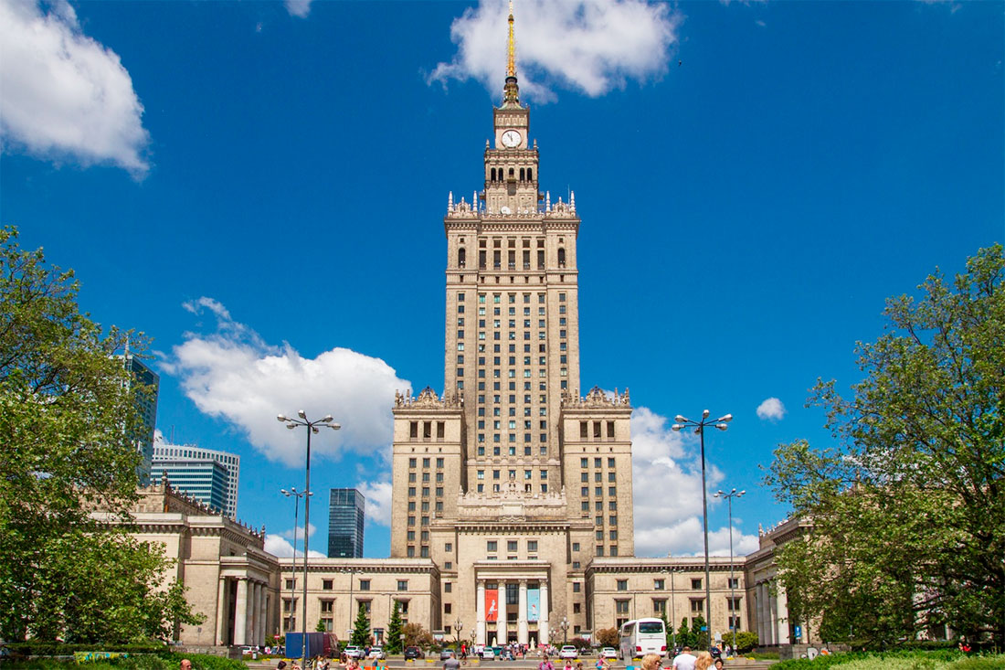 Высотка в варшаве. Палац культуры и науки Варшава. Здание дворца культуры и науки в Варшаве. Сталинская высотка в Варшаве. Сталинка в Варшаве.