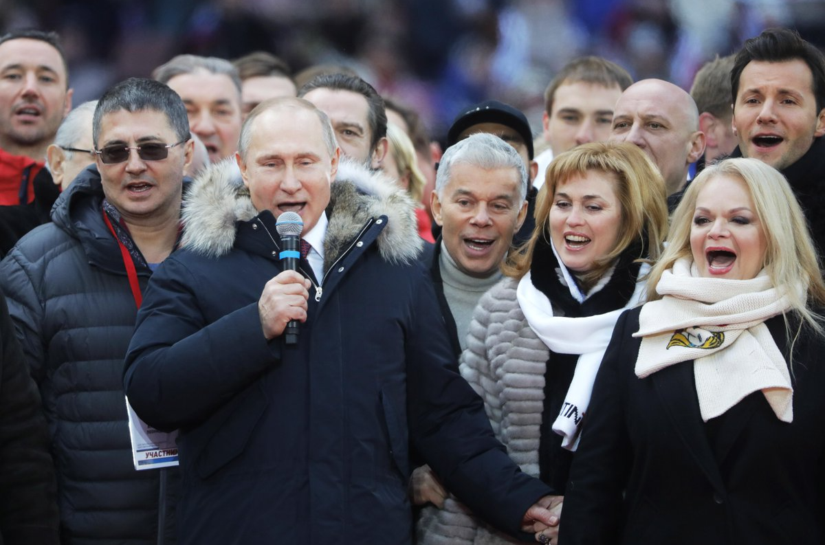 Поддержать артиста. Путин с артистами. Звезды за Путина. Путин на митинге. Путин с артистами на стадионе.