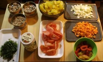 Картошку чистим и нарезаем, нарезаем морковь, соль с приправами, помидоры нарезаем, режем замороженный сладкий перец, открываем консервированную сайру, чистим и нарезаем репчатый лук