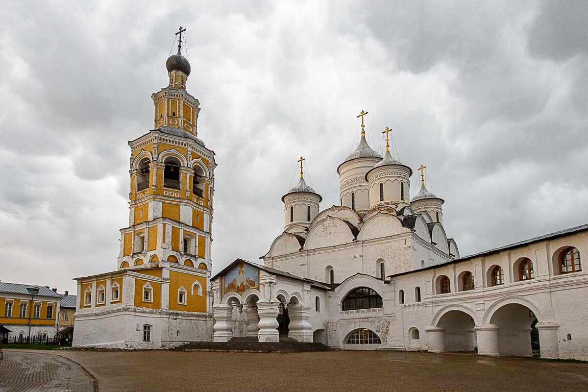 Центральное строение монастыря — Спасский собор, ставший первым каменным храмом в Вологде