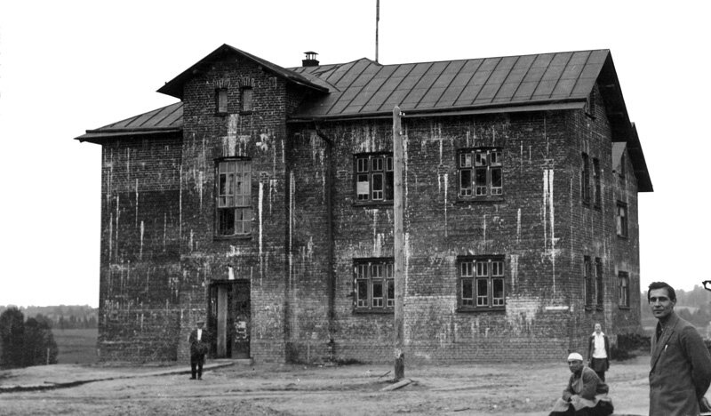 Здесь располагалась первая комсомольская организация Вологодского молочного института (Вологодской ГМХА - сейчас). Здание было достроено и переделано под спортивный зал. Находится по адресу: с. Молочное, ул. Комсомольская, д.6