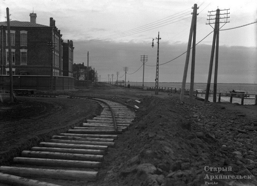1914 г., Строится трамвай. Поворот с ул. Пермской на Набережную, фото: https://pastar.ru/index.php?option=com_content&view=article&id=4002:permskaya-naberezhnaya-1914-god&catid=94&Itemid=104