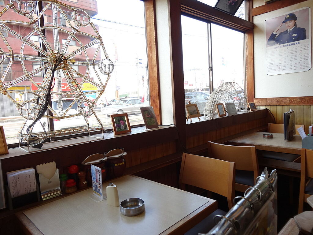 By inazakira - とんかつ三条(Pork KATSU SANJO), CC BY-SA 2.0, https://commons.wikimedia.org/w/index.php?curid=47951642. Кафешка с пепельницами на столах. Япония, 2012 год
