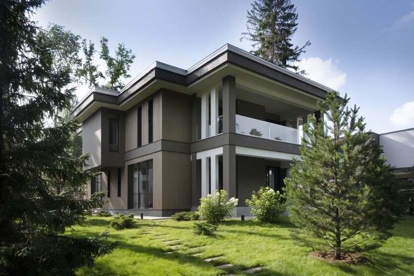 Строительство дома по проекту Владислава Бек-Булатова и Дарьи Ильиной и реализация интерьера заняло около двух лет.