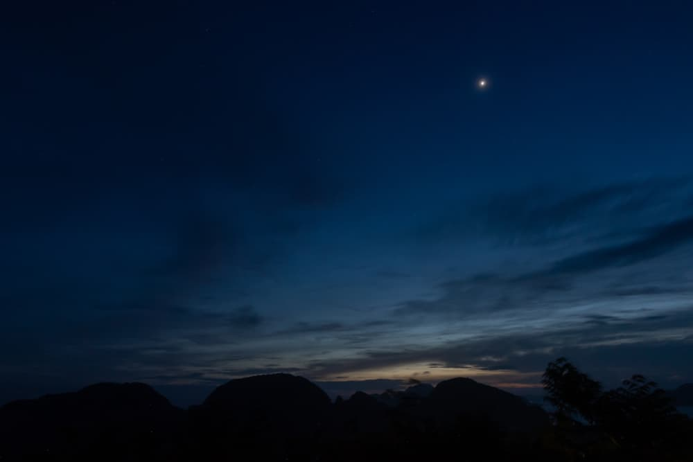 Венера ярко светит во время захода солнца, следуя за солнцем до горизонта.