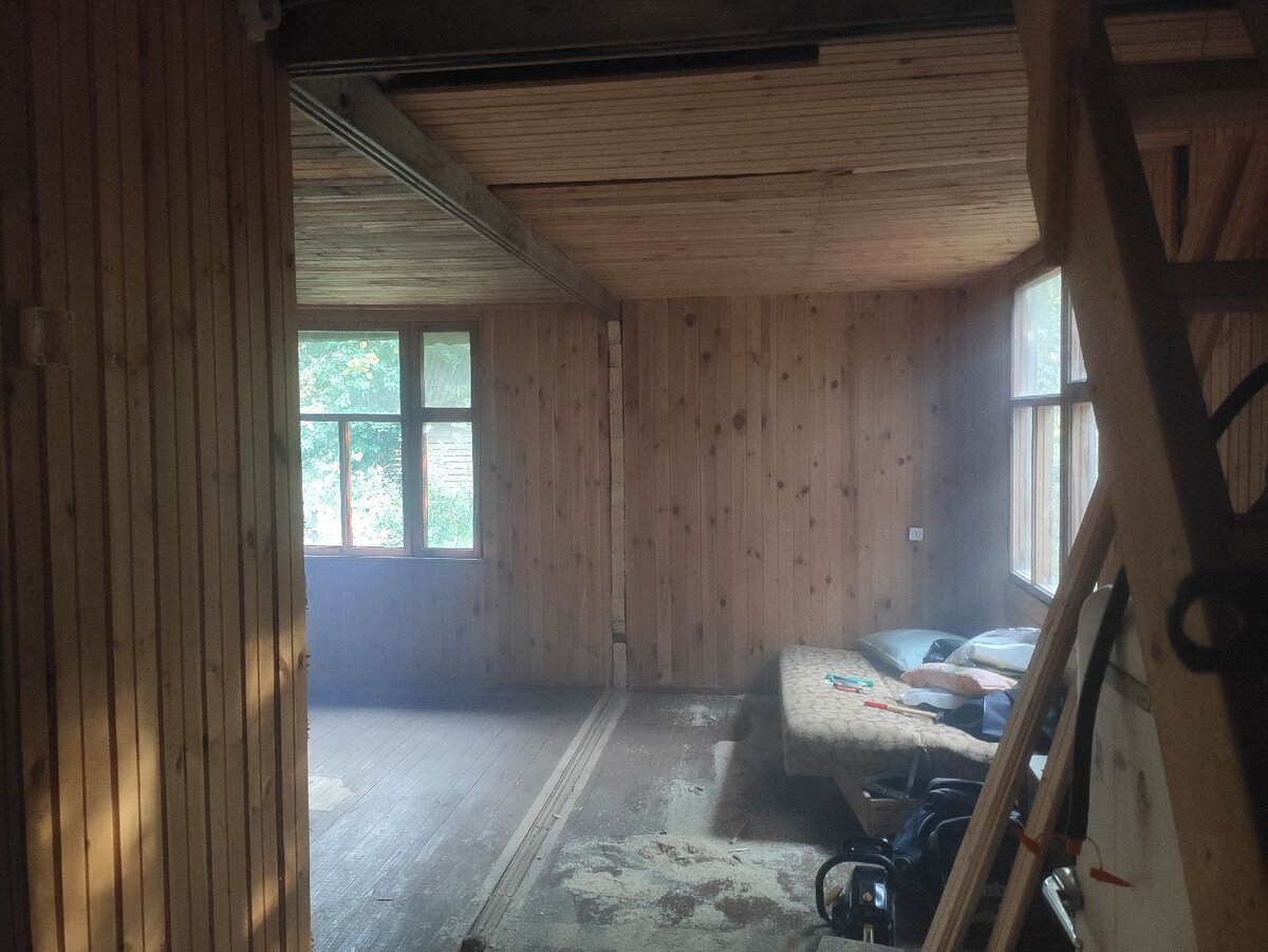 На фото слегка дымно - это после пилы. Стена не устояла под нашим натиском!