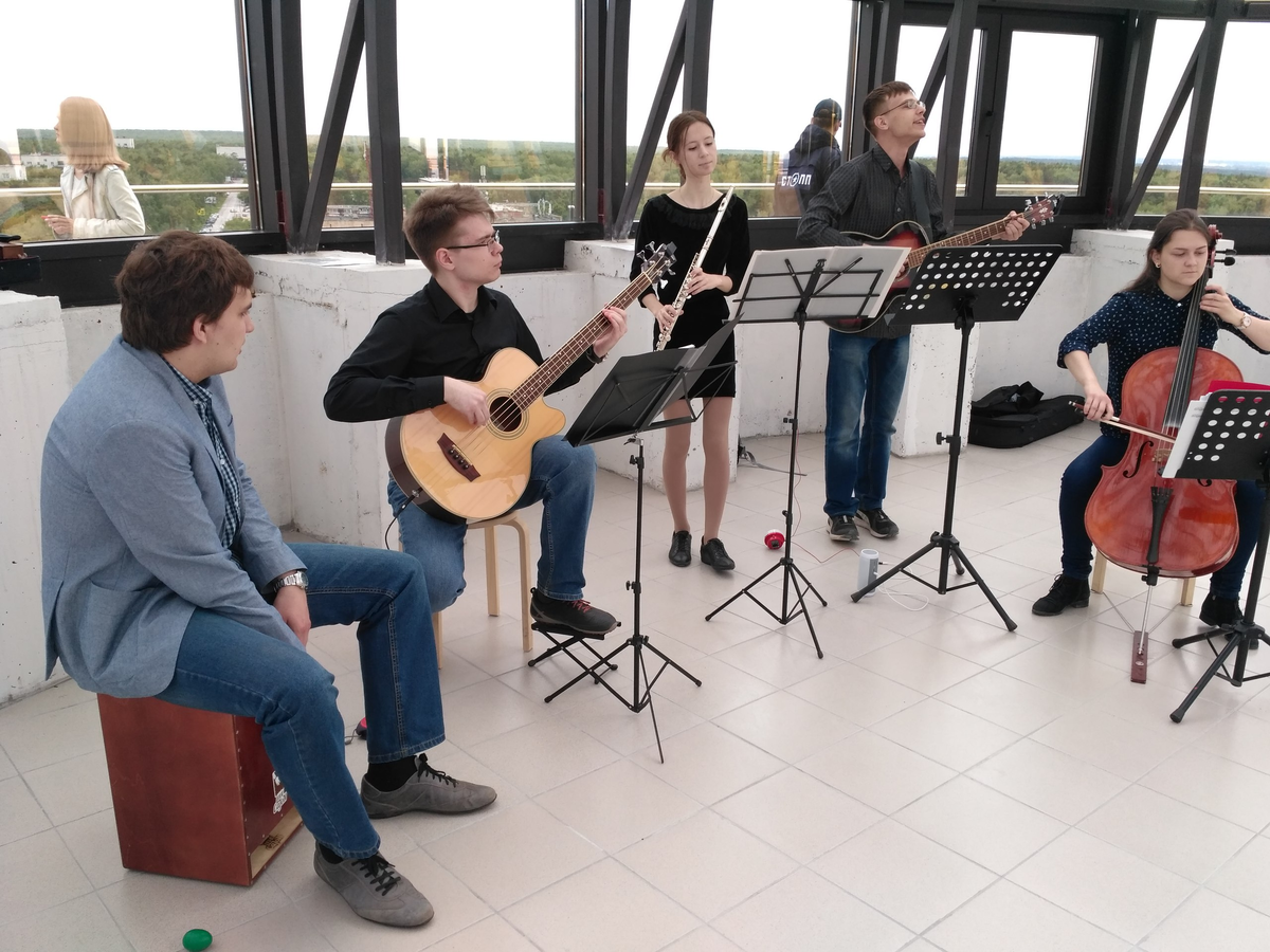 Музыканты «Живой музыки» выступают на куполе НГУ