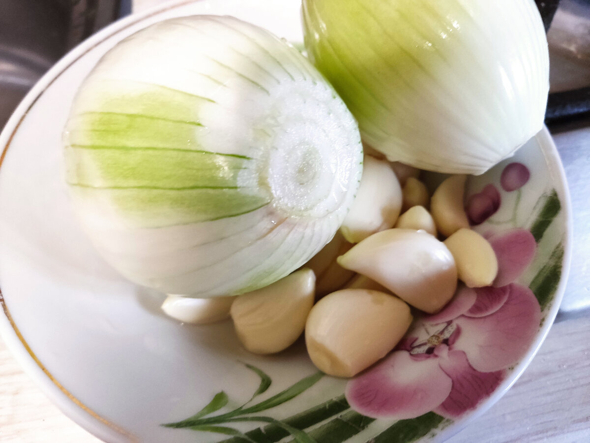 лук и чеснок( у меня на фото для двух впрок сразу