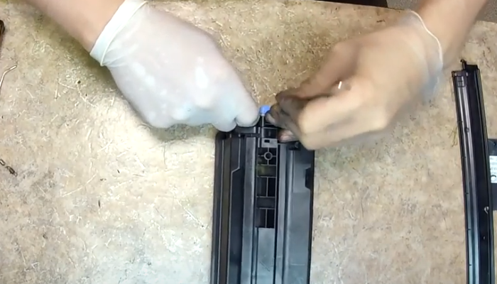 Фото 10. Специальным инструментом (фото 8) выдвигаем ось из крепления