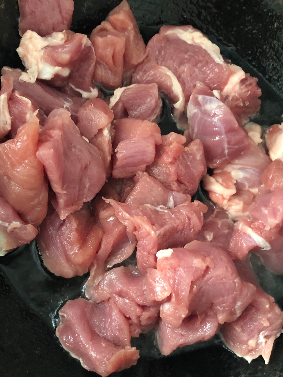 Берем казан у меня на 3 л. Филе режем на средние кубики и обжариваем на масле, до золотистой корочки.