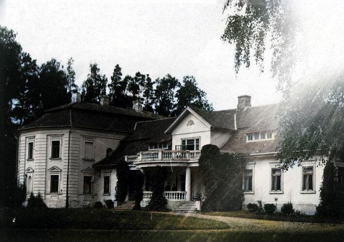 Усадебный дом после перестройки, фото до 1939 года, покрашено нейросетью.