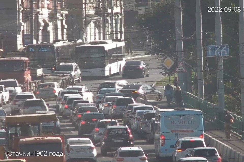     Ростовские водители провели утро в многокилометровых пробках. Фото: аккаунт пресс-секретаря администрации города «ВКонтакте»