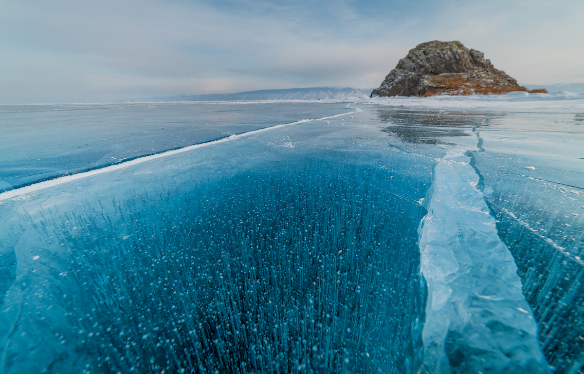 Лед толще воды. Лед Байкала. Озеро Байкал лед. Озеро Байкал прозрачный лед. Прозрачный лед Байкала.