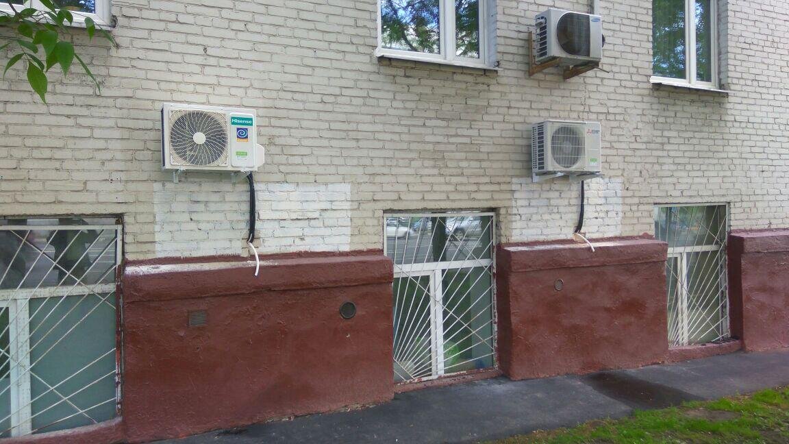 Вид снаружи: наружные блоки кондиционеров и решётки от бризеров