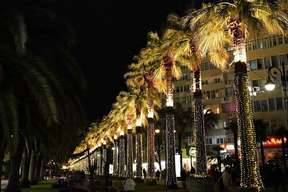     Праздничное оформление завершат в середине декабря. Фото: администрация Сочи