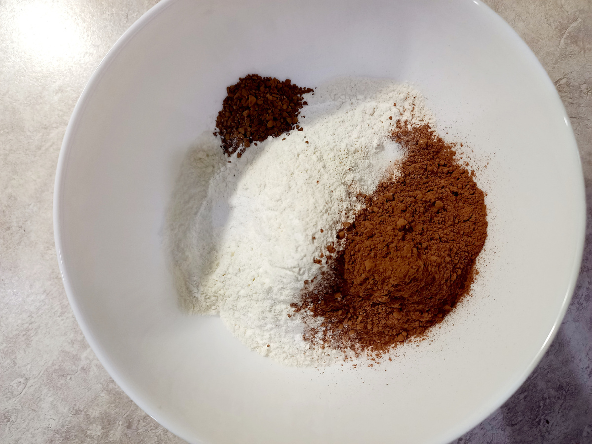 Смешать сухие продукты: муку, разрыхлитель, соль, какао.