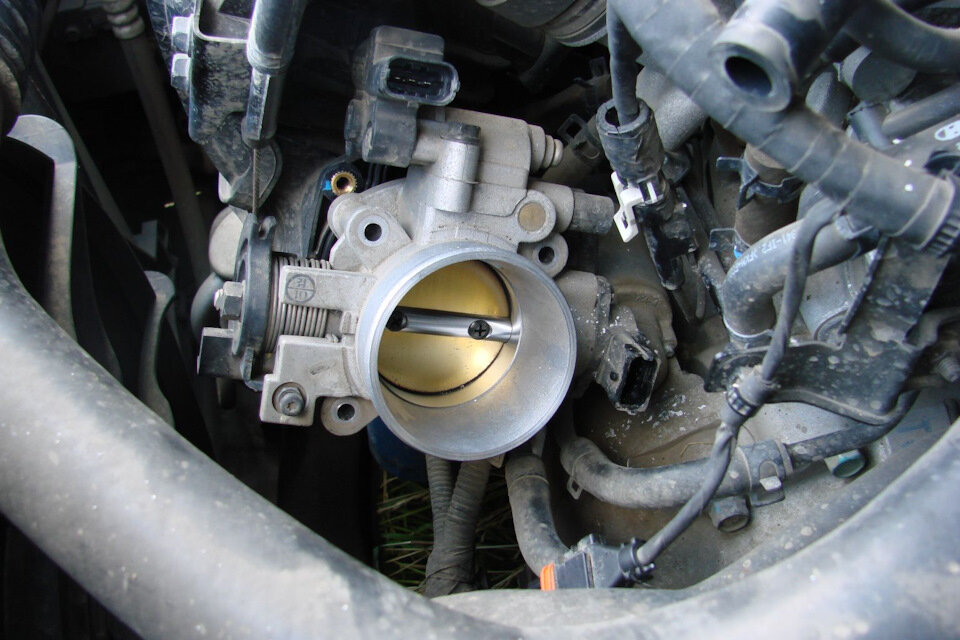 Дроссельная заслонка – одна из важнейших частей топливной системы в автомобиле. Она отвечает за регулирование потока воздуха для образования топливовоздушной смеси в двигателе внутреннего сгорания.