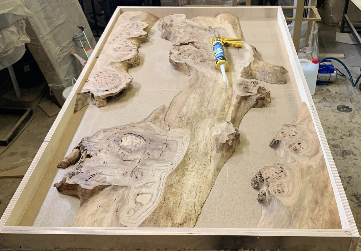 1 Шаг. Собрать опалубку, выровнять и зафиксировать дерево.