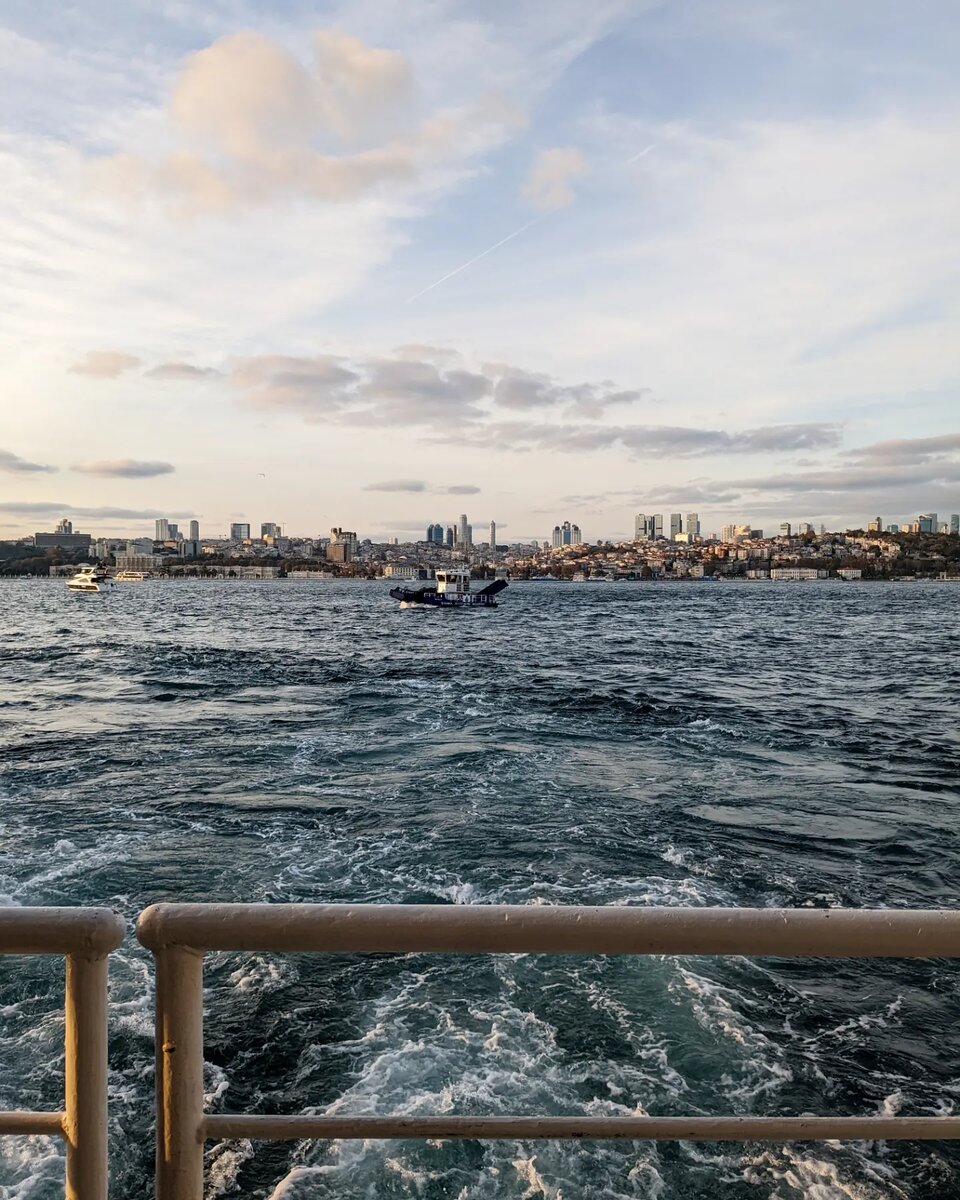 Плыву с одного берега Стамбула на другой.