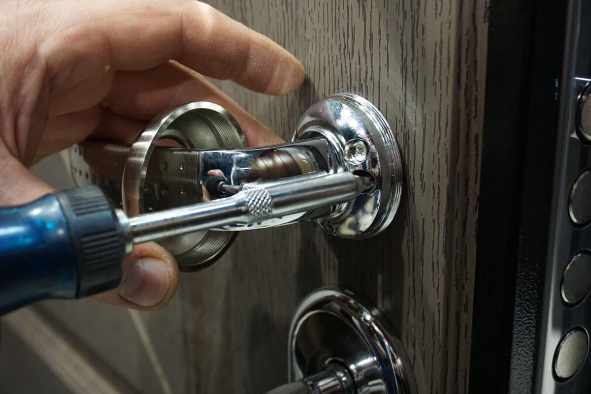 служба по открыванию замков. вскрытие дверных замков. вскрытие замков 203 007. аварийное открывание замков мастер. вскрыть замок входной двери.
