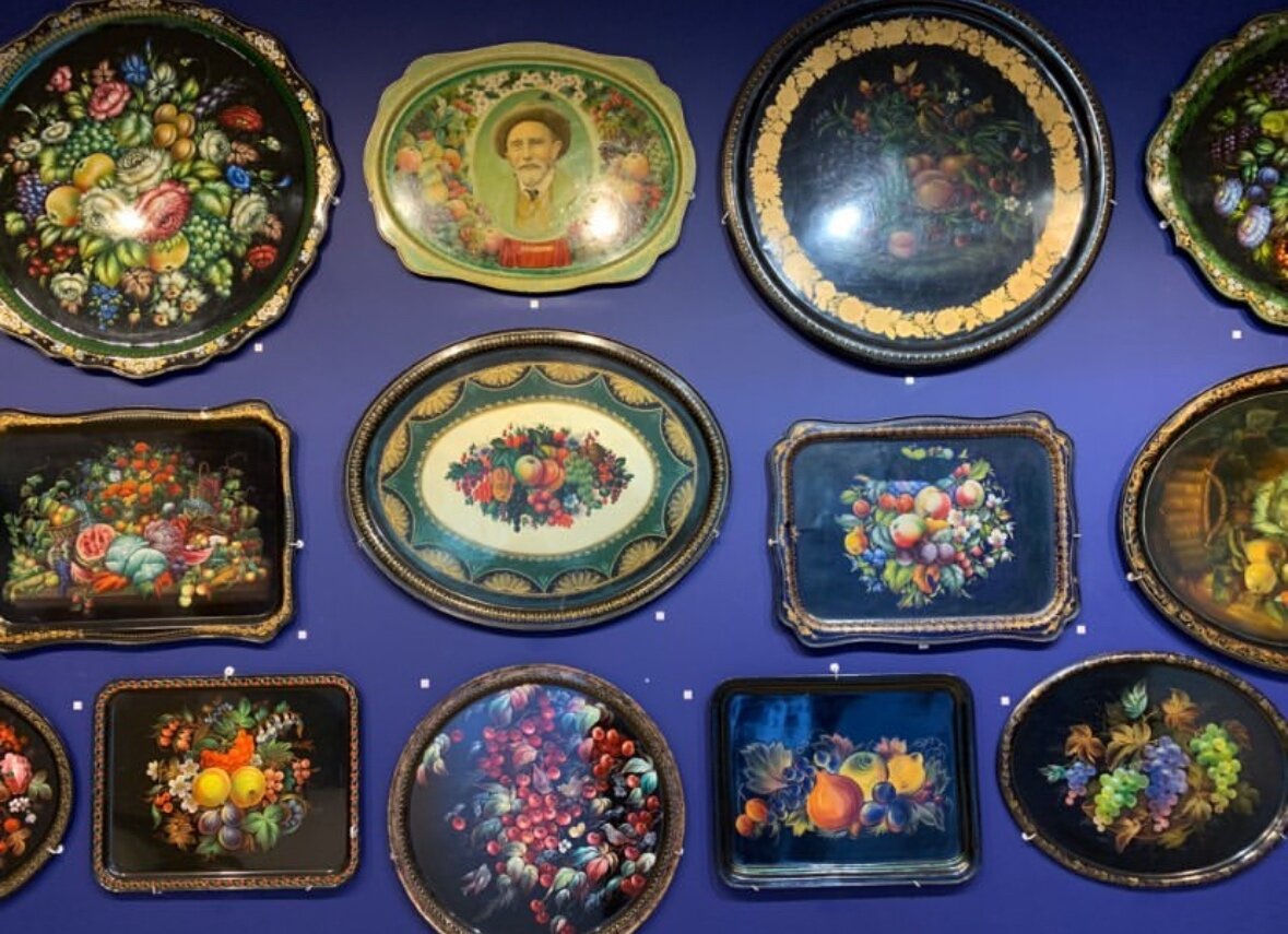 Фрагмент стены с изделиями на Жостовской фабрике