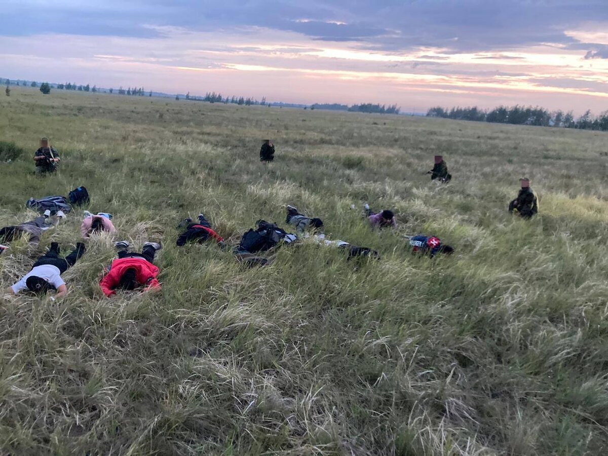 Поймали в чистом поле: сотрудники Пограничного управления ФСБ по  Челябинской области показали видео с задержанием мигрантов | Царьград. Урал  | Дзен