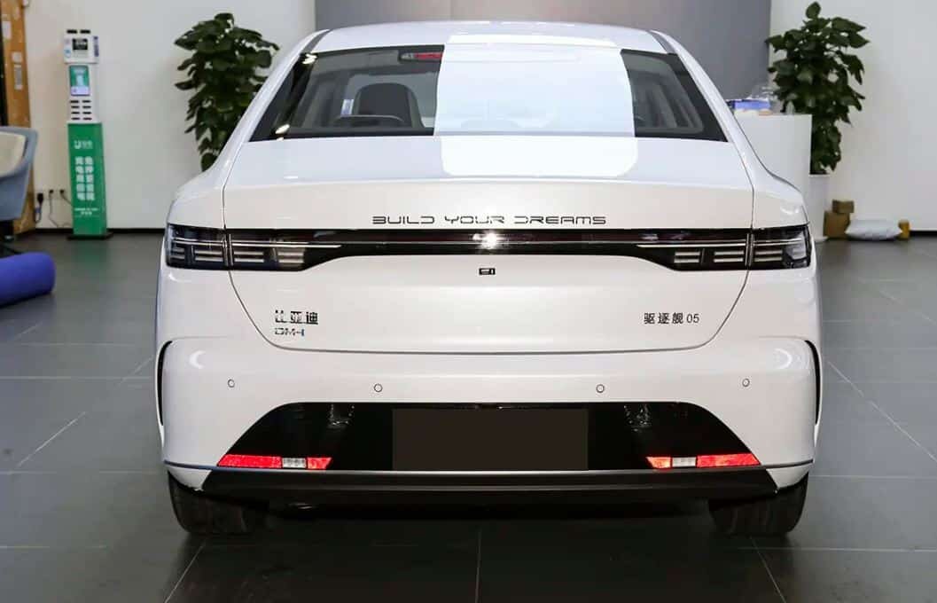    BYD выпустила недорогой гибрид Destroyer 05 CE с запасом хода 1200 км и расходом 4,6 литра
