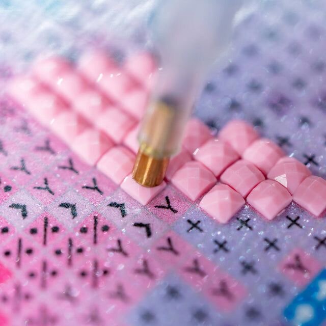 Процесс собирания алмазной картины