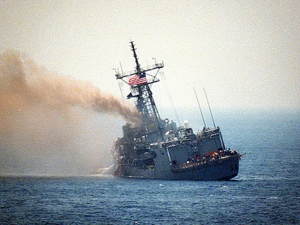 "Старк" после попадания 2 иракских ПКР «Exocet».  Источник: Navy Command