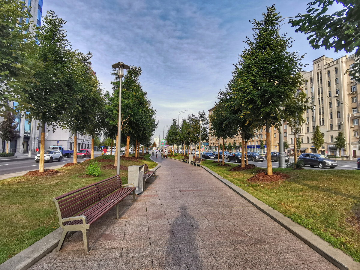 Справа - Садовое кольцо. Слева - Оружейный переулок. А по центру моя тень.