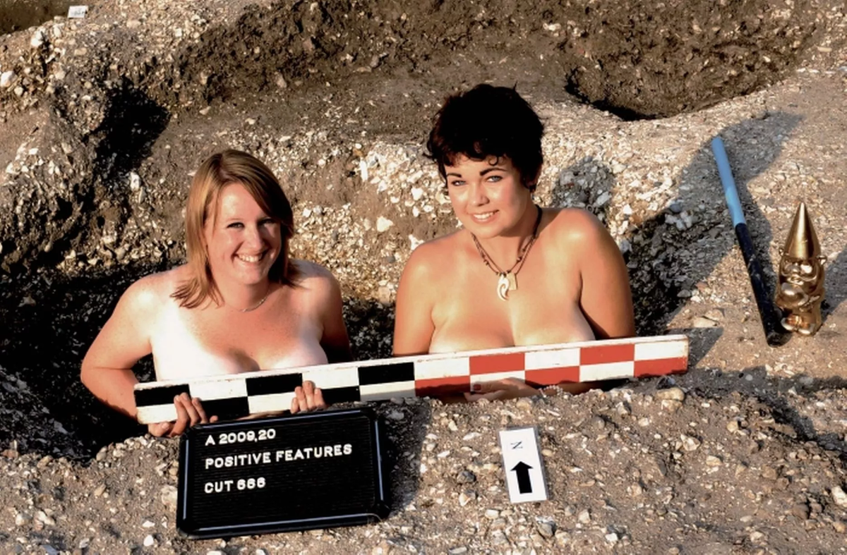 Фото, чтобы читатель не считал археологию скучной и унылой наукой. И да, археологи, когда их никто не видит - копают и просевают.