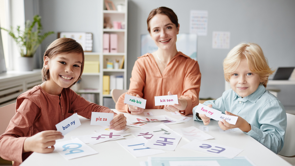 Учительница использует методику преподавания английского