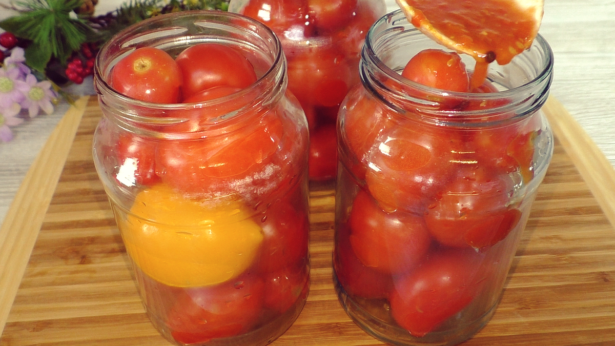 1 заготовка - отличная альтернатива покупным томатам в собственном соку.
Рецепт:
Помидоры в банку
Для 1.5 литра томатного пюре (+/-) 1.5 кг помидоров
Соль 1 ст. л.-4