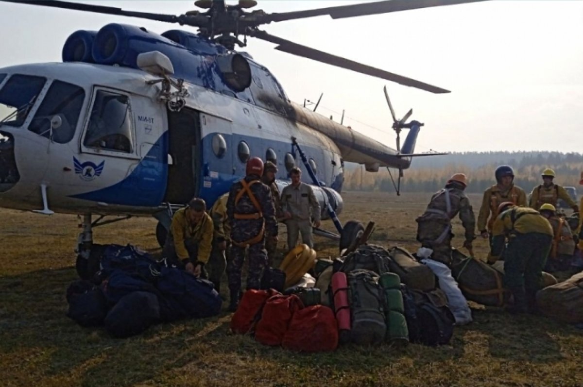    В Свердловскую область летят еще 20 тюменских пожарных и летчик-наблюдатель