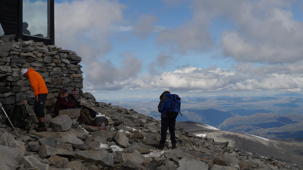 Норвежец в шортах среди заснеженных вершин
