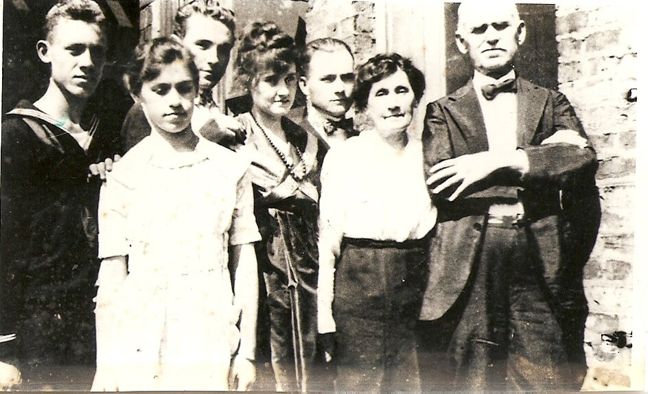 Семья в которой росли Том и Мэйбел