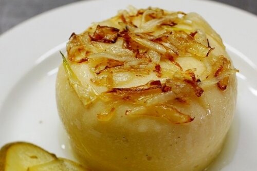 гороховый кисель, украшенный жареным репчатым луком