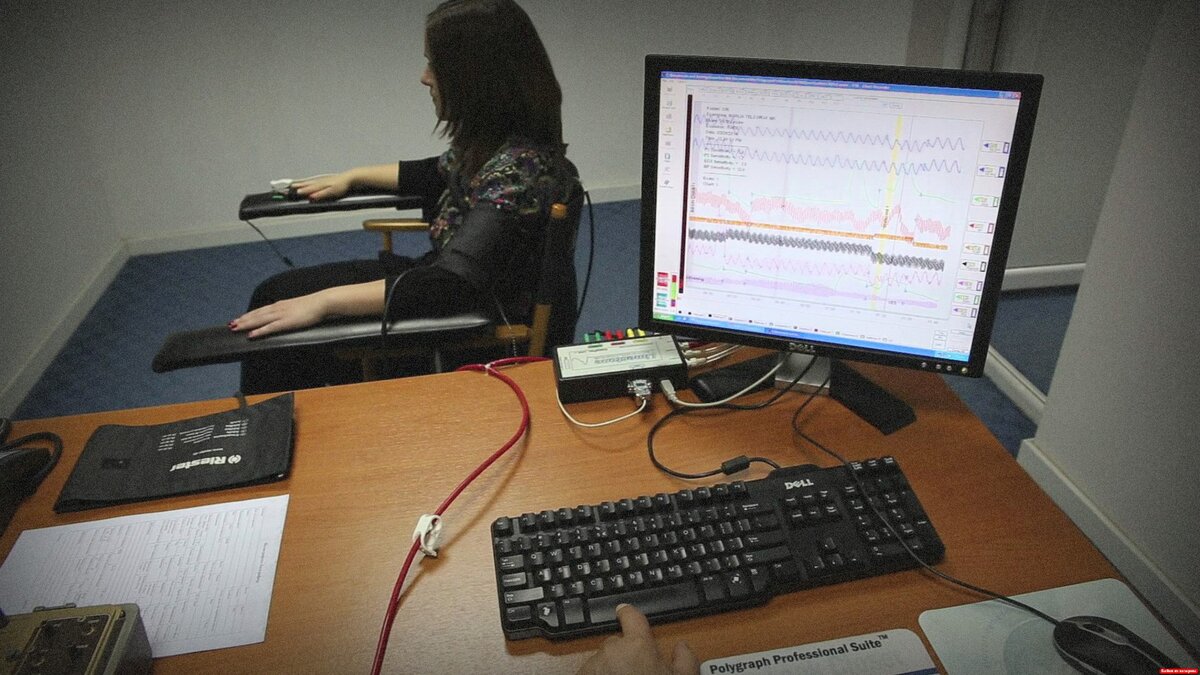 Стандартная схема полиграфа. Компьютер с полиграммой, человек в кресле с датчиками, взгляд в одну точку.