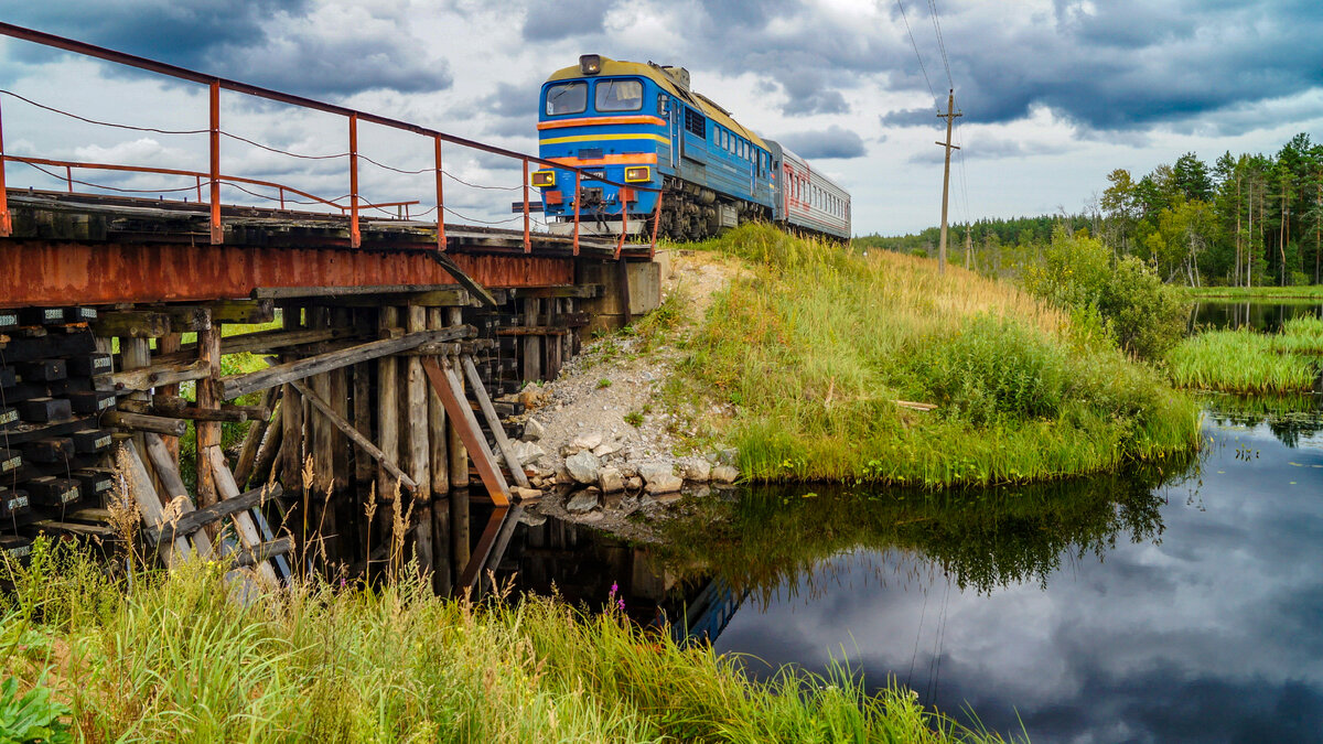 Пригородный поезд всего с одним классным вагоном №6955/6956 сообщением Кувшиново-Осташков, ОКТ ж.д., Тверская обл. Мост через реку Орлинка до реконструкции в 2018г. Фото: Алексей Алексеев